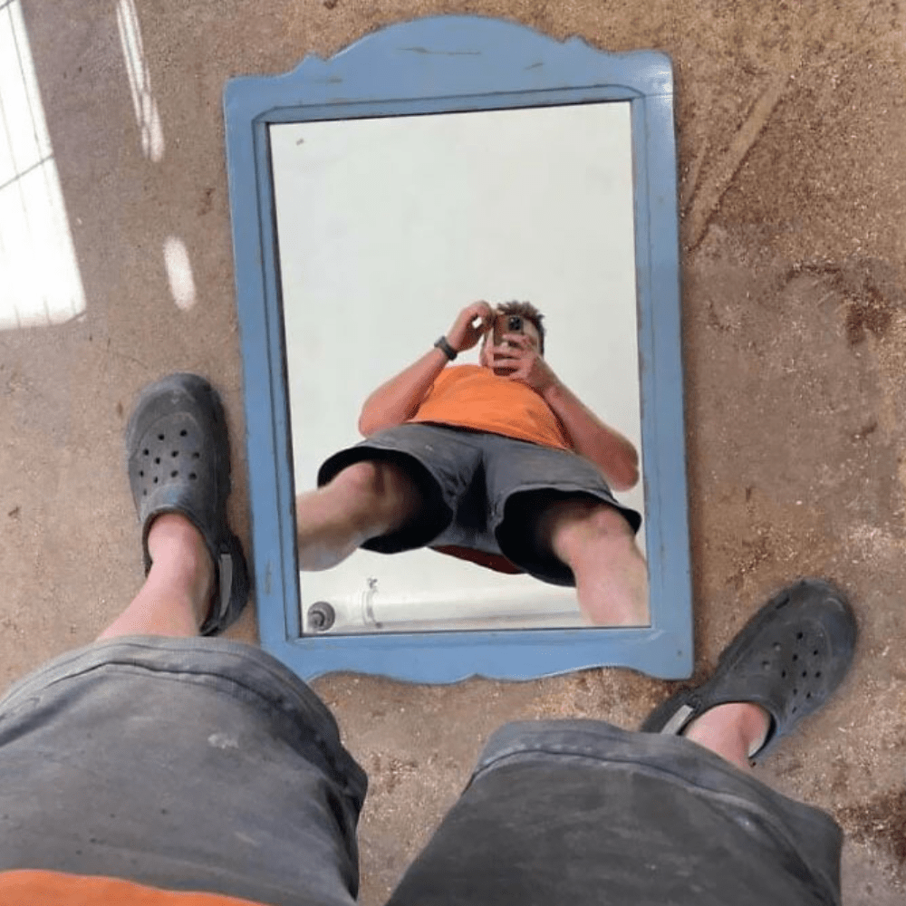 Times People Tried To Sell Mirrors And The Photos They Took Showed The Funniest Reflections