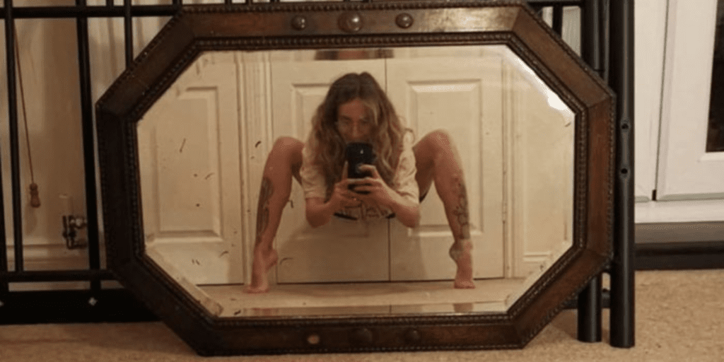 Times People Tried To Sell Mirrors And The Photos They Took Showed The Funniest Reflections